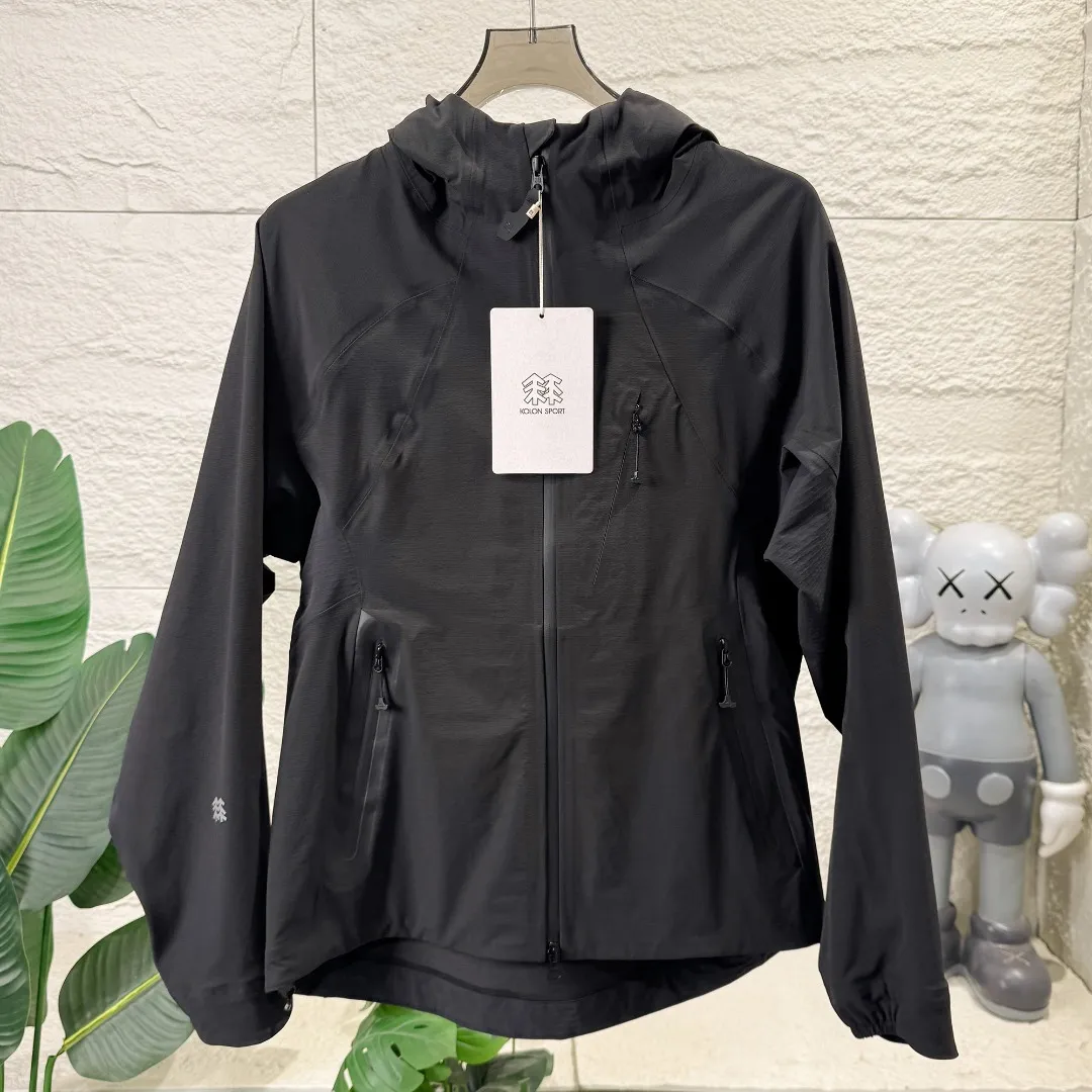 [Premium Replica] KOLON SPORT/Kolon men's and women's waterproof and windproof FLEX M 1 double-layer woven soft shell sports casual jacket MONT/AGESeries hard shell jacket As an old outdoor fan, I have always been very confident about KOLON's quality control. This limited edition is even more functional and beautiful. ✅The soft shell fabric is amazing, windproof and breathable. The temperature difference between morning and evening is large recently. Wearing it to commute is not boring at all, and it is completely comfortable to go hiking directly after work. ✅The fluorescent green zipper puller is the finishing touch. The basic color of light Khaki is not monotonous. It is low-key and reveals a sense of small design, and the details are ecstatic. ✅The hooded version is super fitting and will not collapse, making your head look bigger. Paired with yoga pants, it is a casual outdoor style. Paired with suit pants, you can instantly transform into an urban commuter. You can wear multiple clothes in one outfit. ✅The pocket design is super considerate. The side pockets are deep enough to hold your mobile phone without shaking. The small zipper pocket on the chest can also hold lipstick keys, so you don’t need to carry a small bag when going out. The point is the limited edition! With a slow and slow rhythm, I have given it to all the sisters around me. I will really regret it if I don't use it. Designed for complex terrain and dynamic exploration. Men's soft-shell module that provides free elasticity and structural support. Intelligent partition splicing. Uses double-layer woven soft-shell fabric imported from Japan. Optimized partition function. Ensures body protection and moisture permeability for underarm activities. Unique design details. Series arc dividing line design. With customized accessories. YKK invisible zippers and reflective NIFCO buckles. Full of outdoor aesthetic style and protection. Sizes m l xl xxl xxxl
